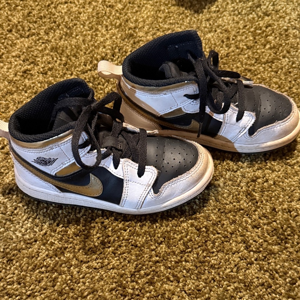 Nike air Jordan 1 Retro kids size 9c white and gold